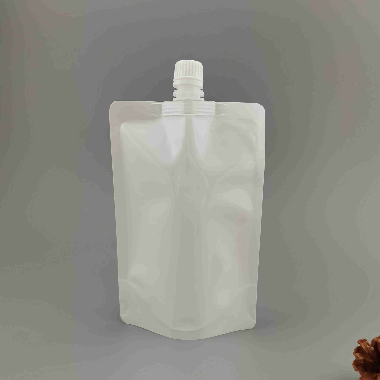 供应奶白PE直立吸嘴袋面膜泥烫发水等液体耐腐蚀型吸嘴袋彩印袋